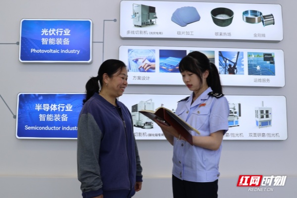 税务干部解读研发费用加计扣除政策。_副本.jpg